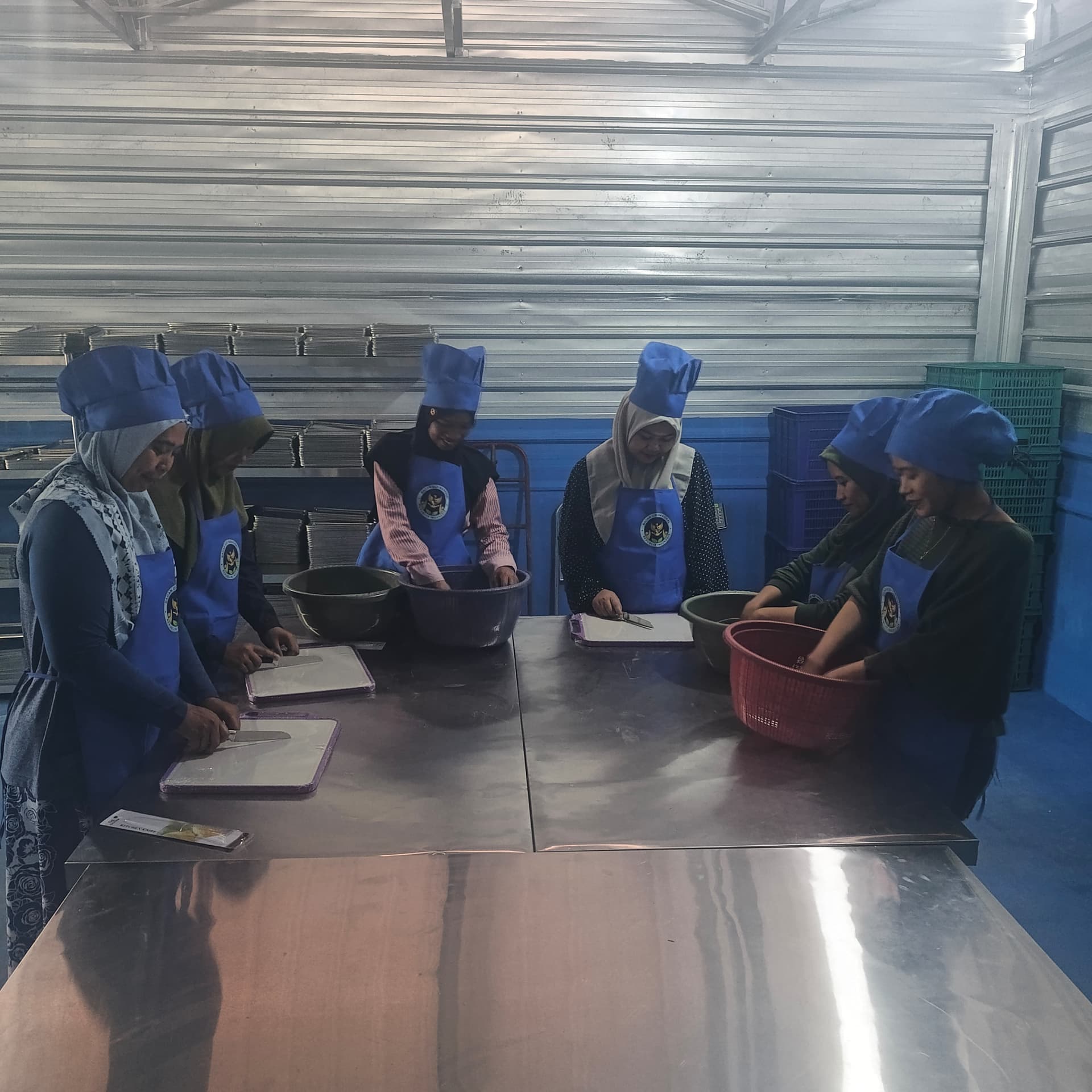 Foto bersama Anggota SSPG sedang di Dapur Umum